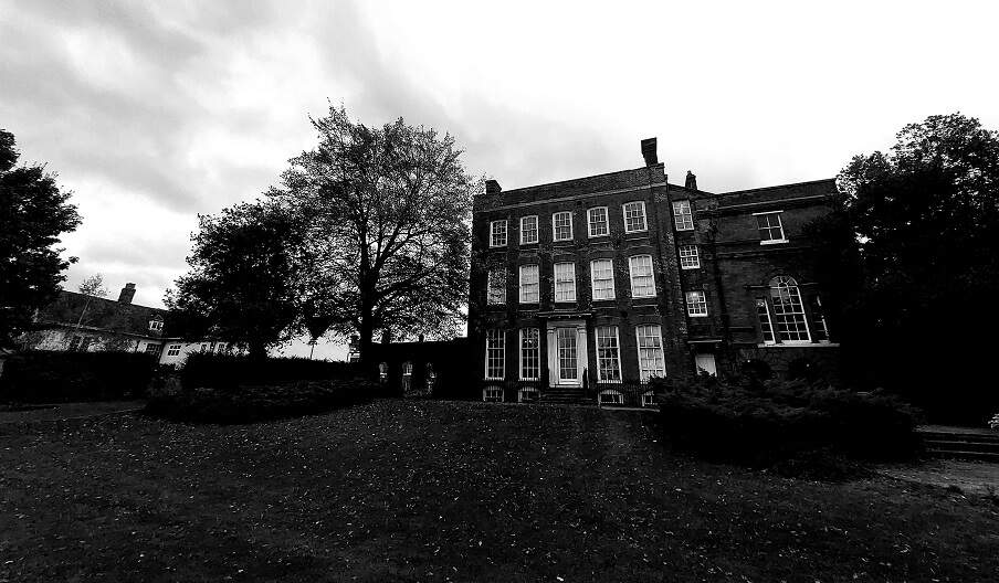 a black and white image of hollytrees museum from the north side